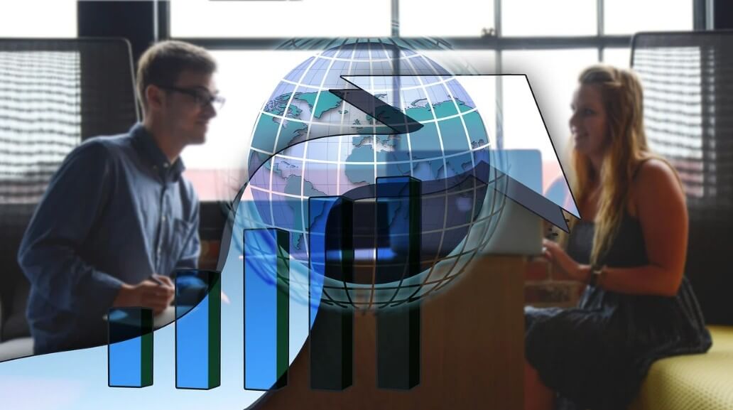 사무실에서 서로 의논하는 모습