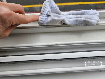 창틀 먼지 진공청소기 솔브러시와 물티슈로 닦는 순서_16