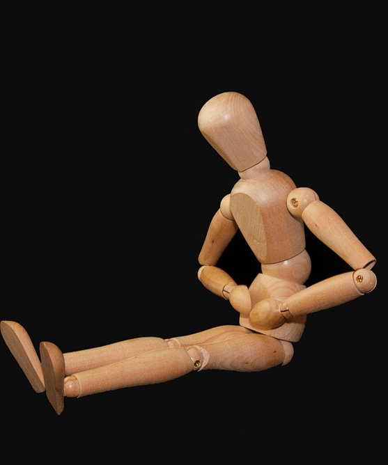 윗배가 나오는 이유가 되는 위장 기능 저하로 고통 받고 있는 모습