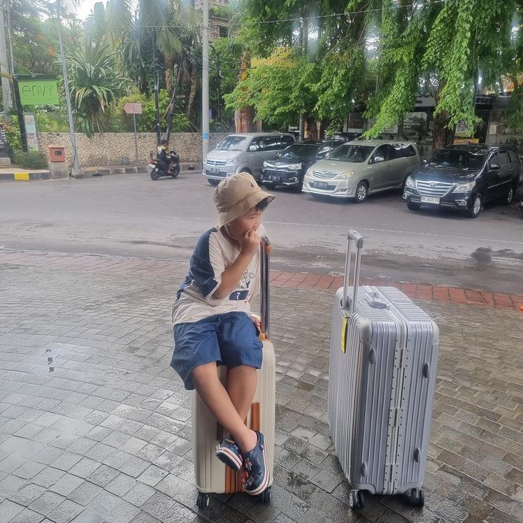 꾸따에서 다른 숙소로 이동하기 위해 그랩을 기다리는 중