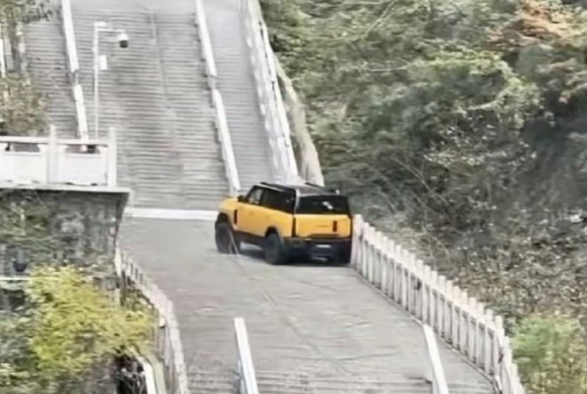 중국 체리자동차, ‘천국의 계단’서 차량 테스트 중 사고…관광지 훼손 논란 확산 관련 사진