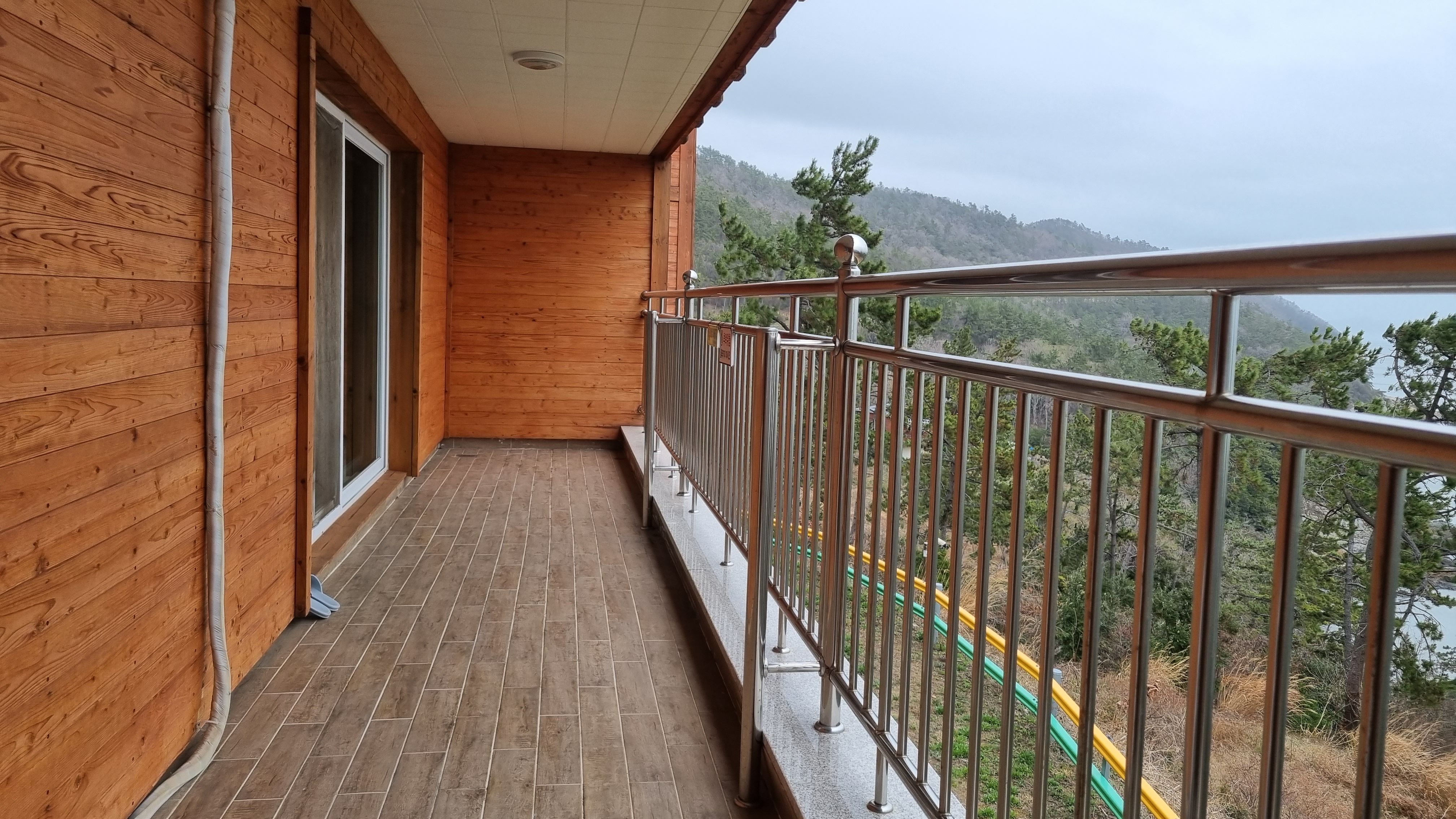 산림문화휴양관의 넓은 발코니