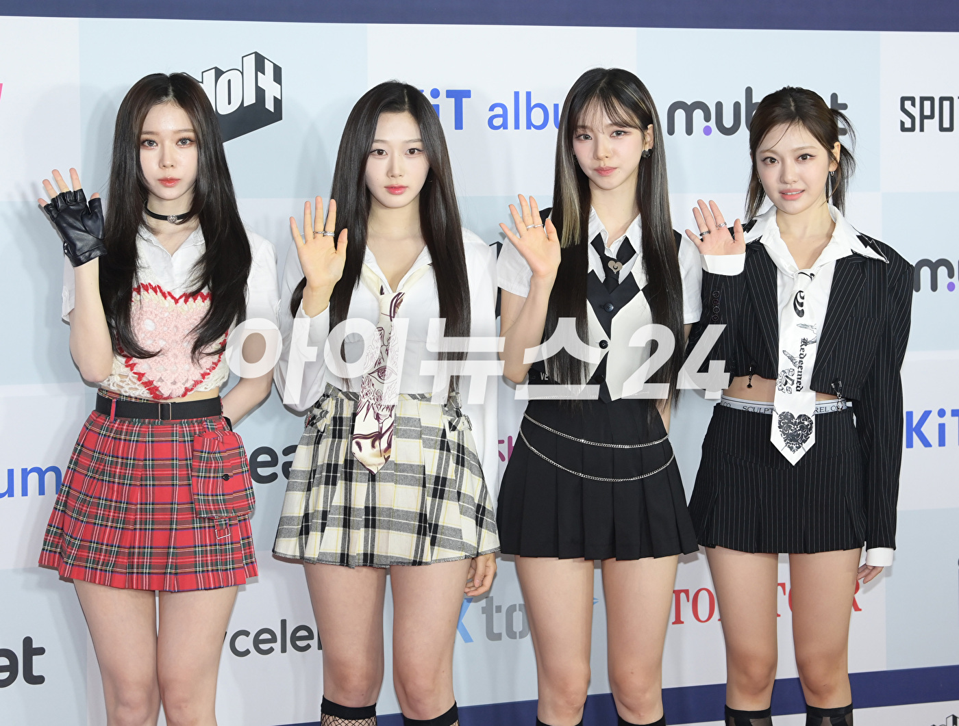 그룹 에스파(aespa)가 18일 오후 서울 송파구 올림픽공원 KSPO DOME에서 열린 &#39;써클차트 뮤직 어워즈 2023&#39; 포토월 행사에 참석하고 있다. [사진=정소희 기자]