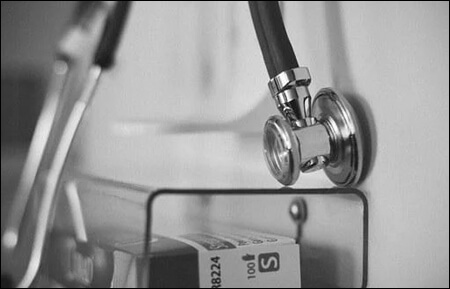 청진기와 병원 물품