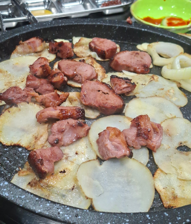 불판 위에 훈제오리와 각종 채소(호박, 가지, 파프리카)가 구워지는 전체 모습