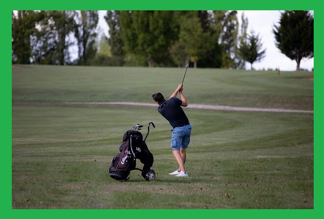 골프-치는-뒷모습