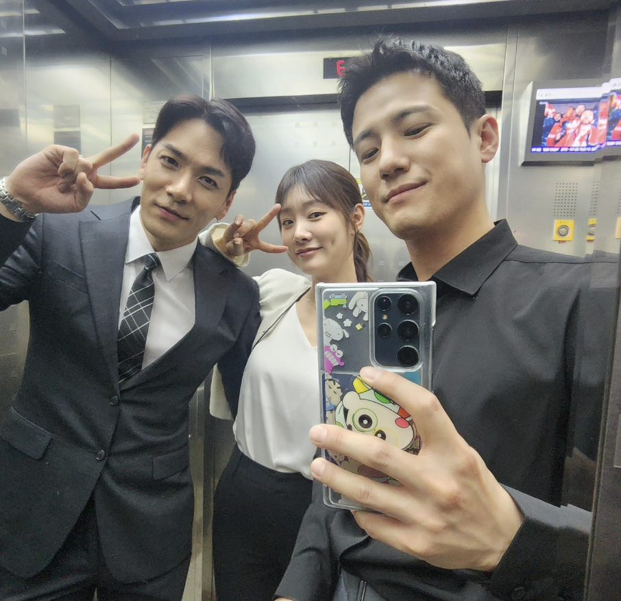 드라마 촬영장에서 동료 배우들과 함께한 배우 서준영