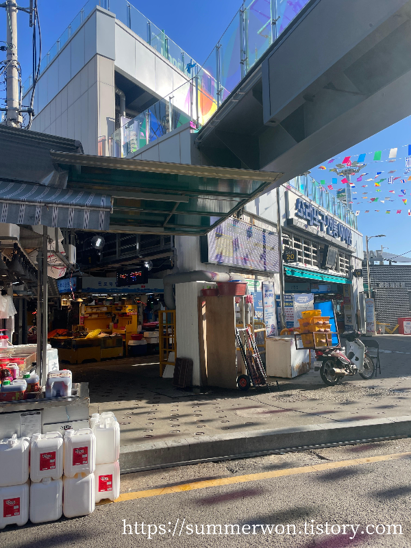 주차장 에서 매장으로 가는길