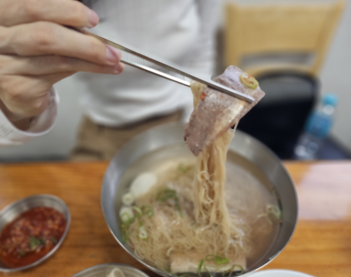 필동면옥 탐방기 — 맑고 깊은 평양냉면과 촉촉한 제육의 환상 궁합