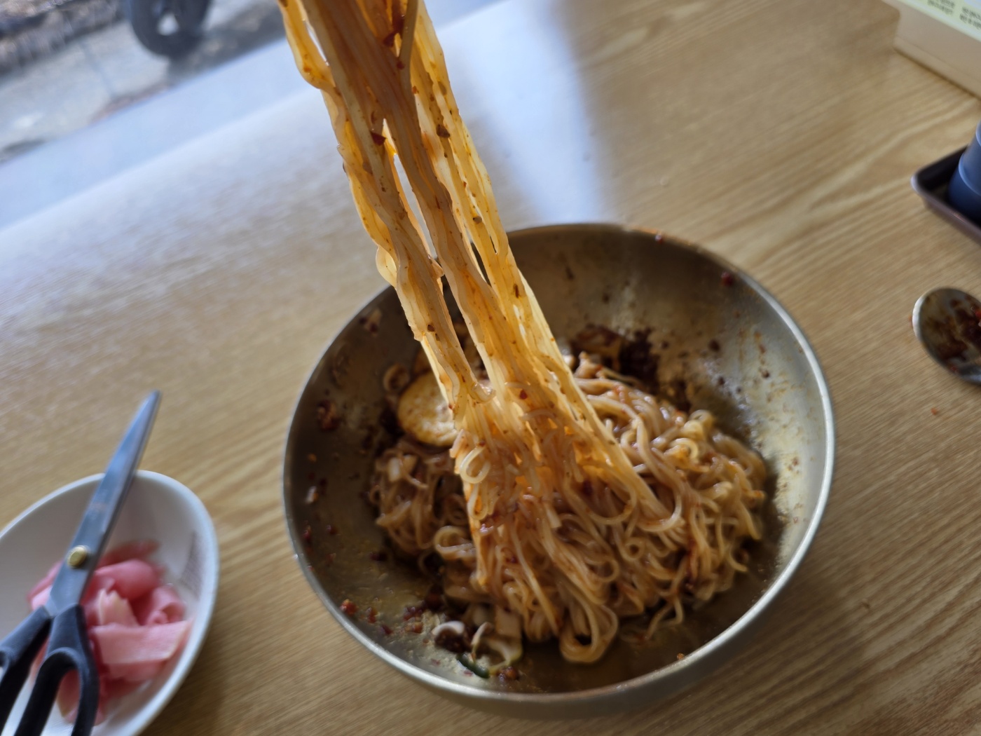 면발이 보이는 고추기름밀면