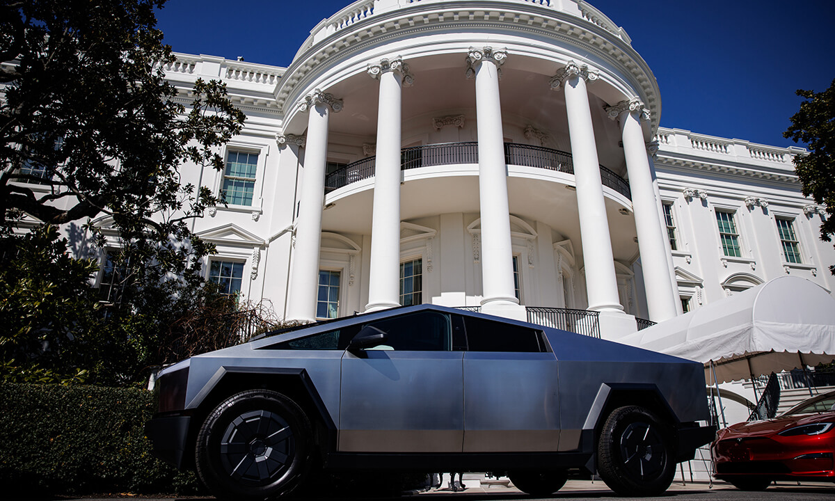 트럼프, 테슬라 차량 직접 구매…머스크 지지 선언과 주가 영향은?
