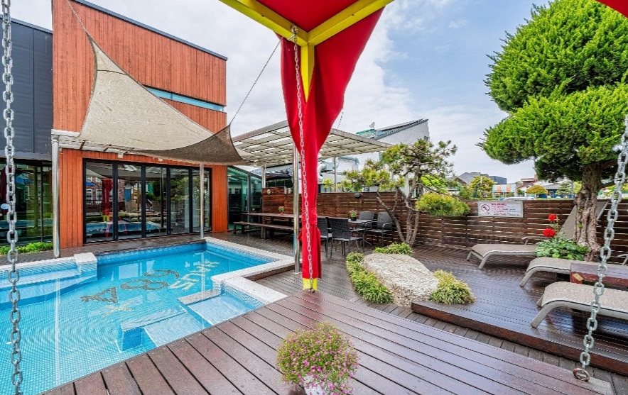 하우스684 플러스 수영장 선베드