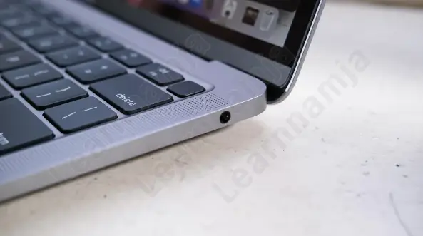 맥북 에어 M1 리뷰: 헤드폰 잭