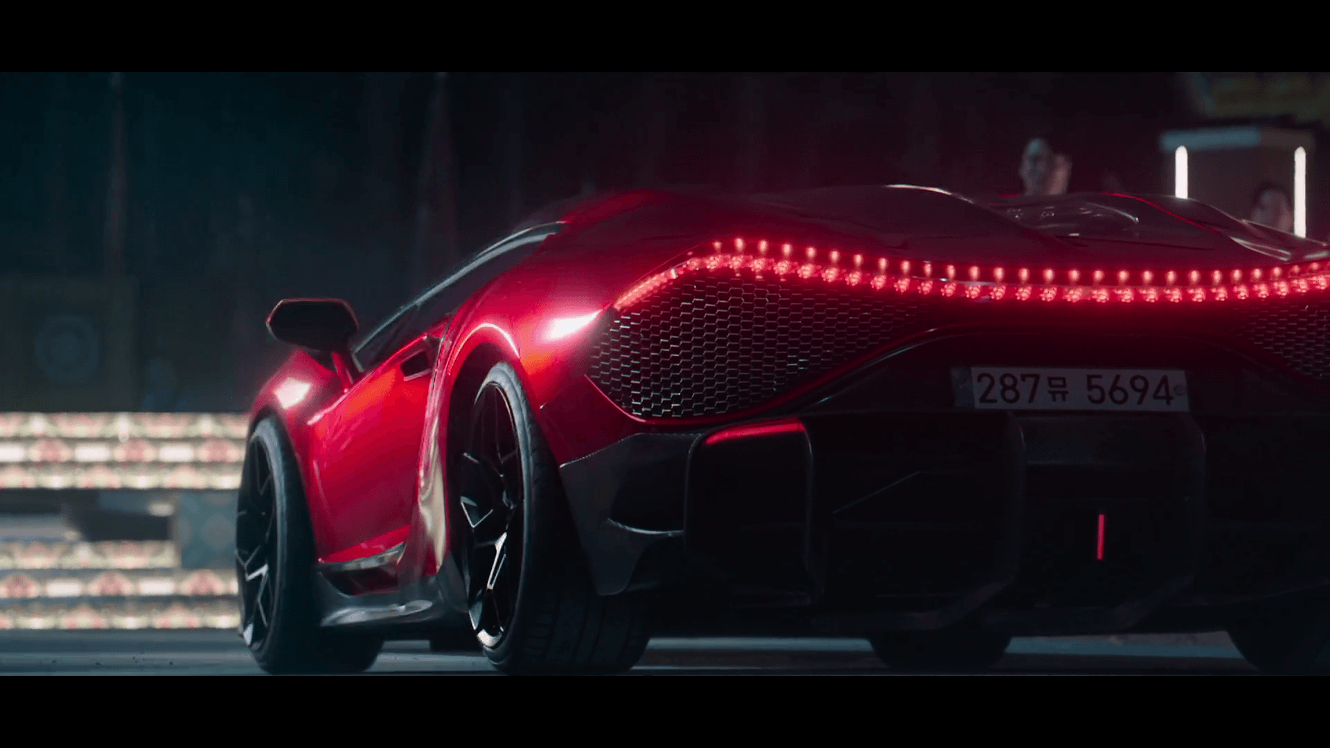 &amp;quot;21세기 대군부인 속 성희주(아이유)가 부가티 뚜르비용을 운전하는 모습&amp;quot;