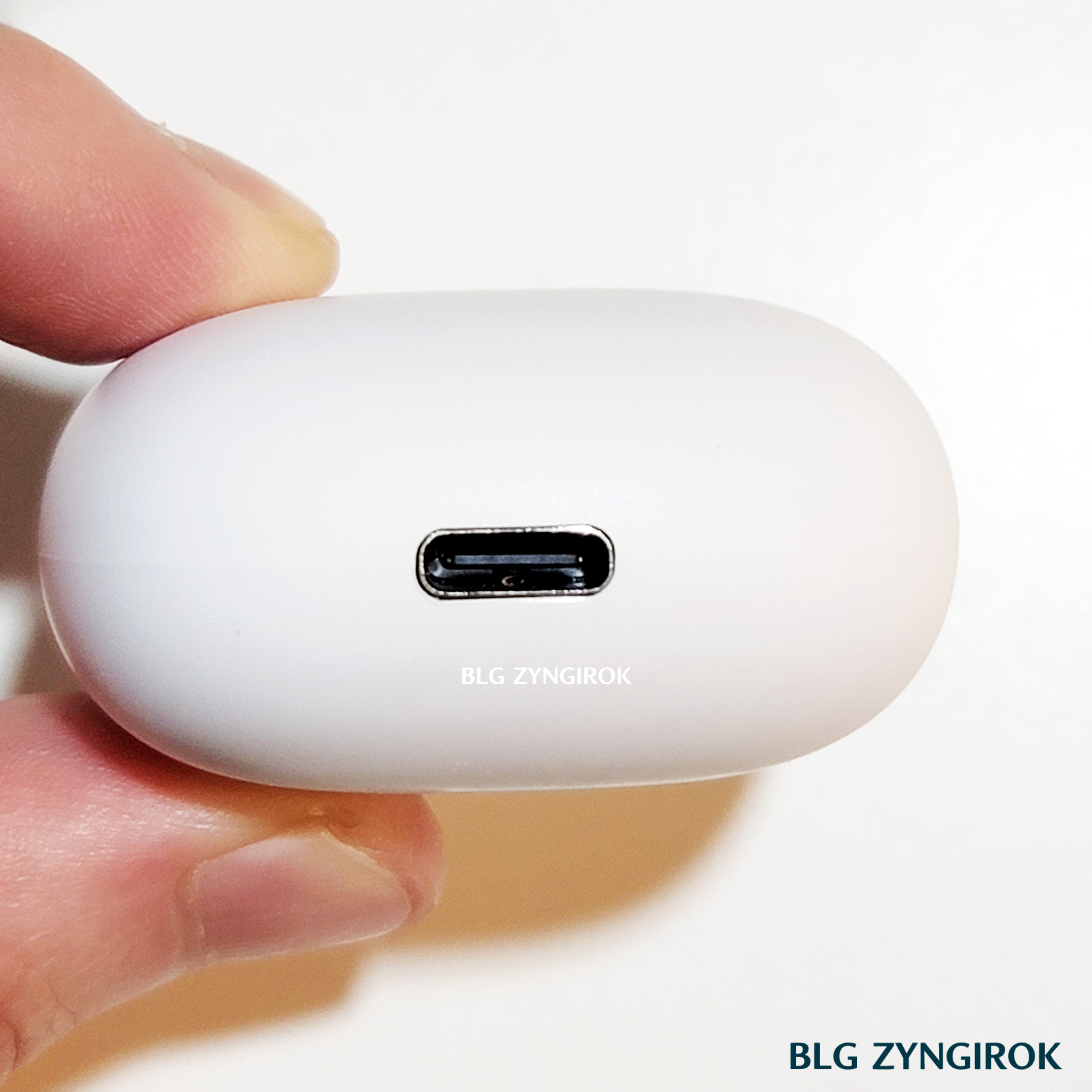 노브랜드 전자기기 : 무선 이어폰 충전구 모습이다.