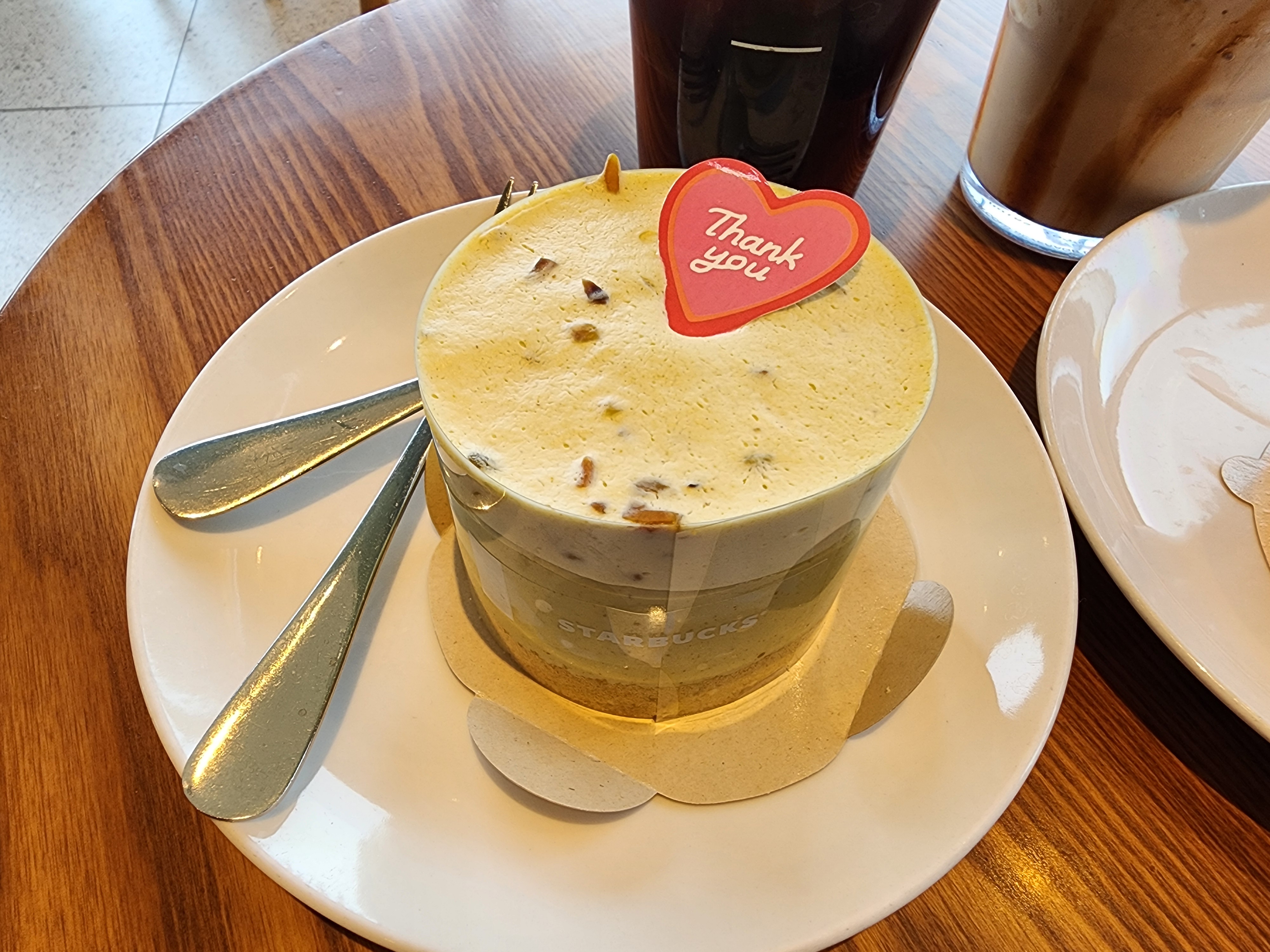 스타벅스-클래식밀크티블렌디드-피스타치오무스케이크-딸기크림쉬폰케이크-남양주삼패점-주차