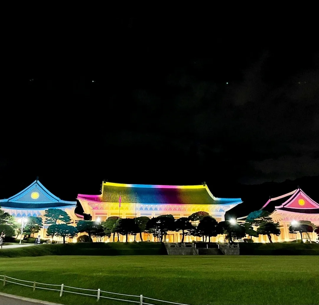 청와대-잔디밭과-건물에-빛이비추는-야경모습