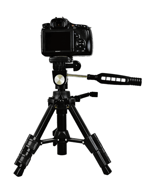 검은 삼각대에 놓인 검은 카메라
