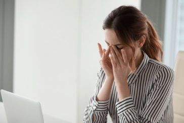 눈이 피곤한 여성