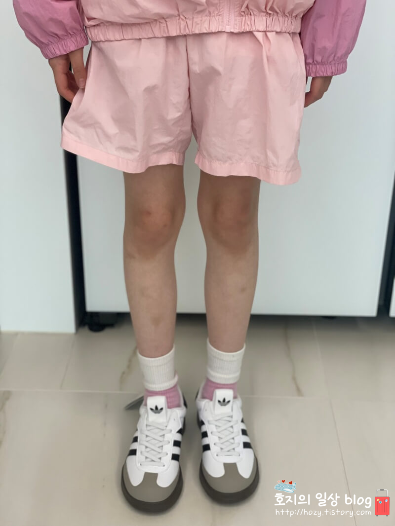 아디다스 아디폼 삼바360키즈 화이트 착용 모습