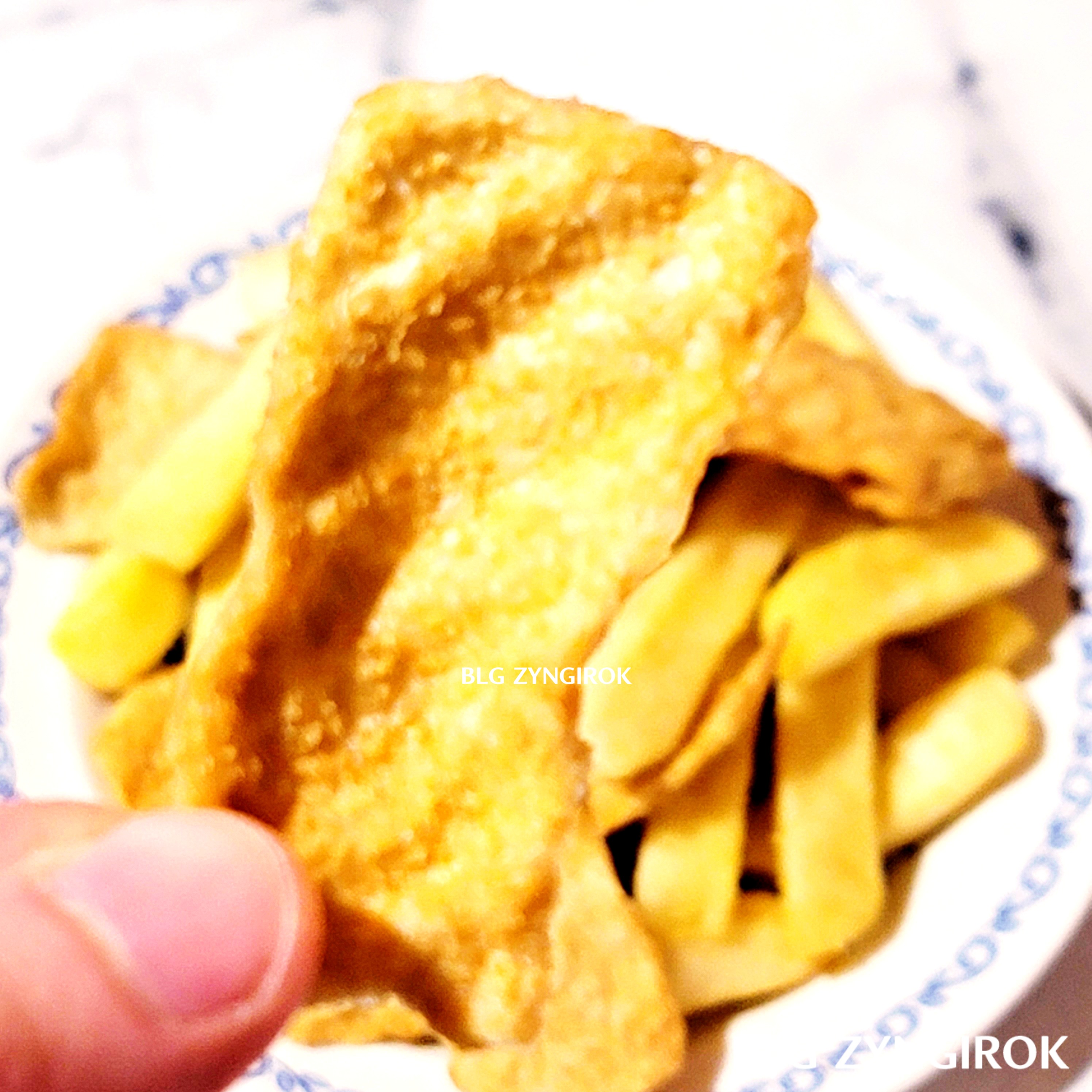 조셉말린 피쉬앤 칩스의 피쉬칩을 들고 있는 모습이다.