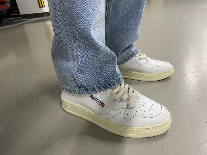 청바지에-흰색-운동화-옆면-바깥쪽