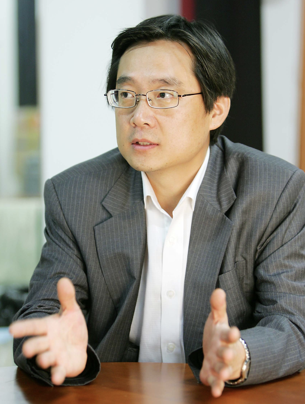 이진동 기자