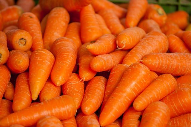 https://cdn.pixabay.com/photo/2016/07/11/00/18/carrots-1508847_640.jpg