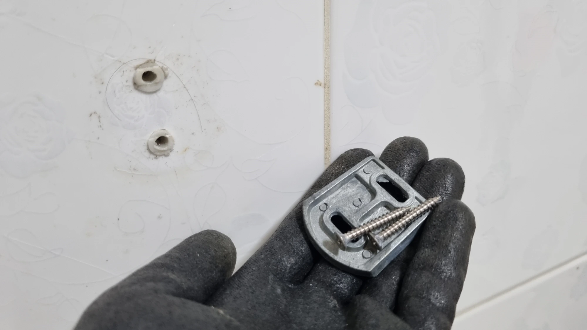 고정브래킷 뗀 모습