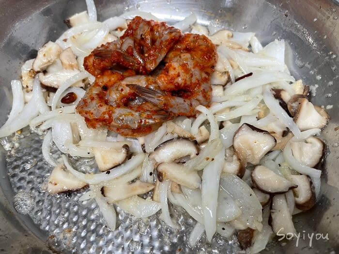 밑간한-새우-넣기