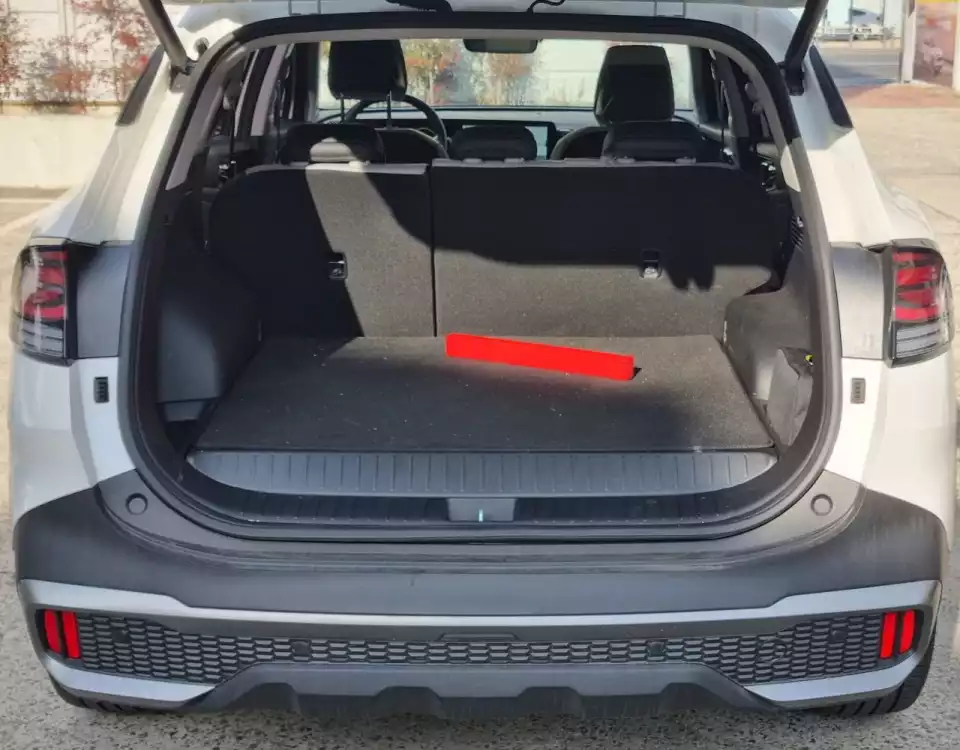 스포티지 LPG의 트렁크를 연 모습입니다.