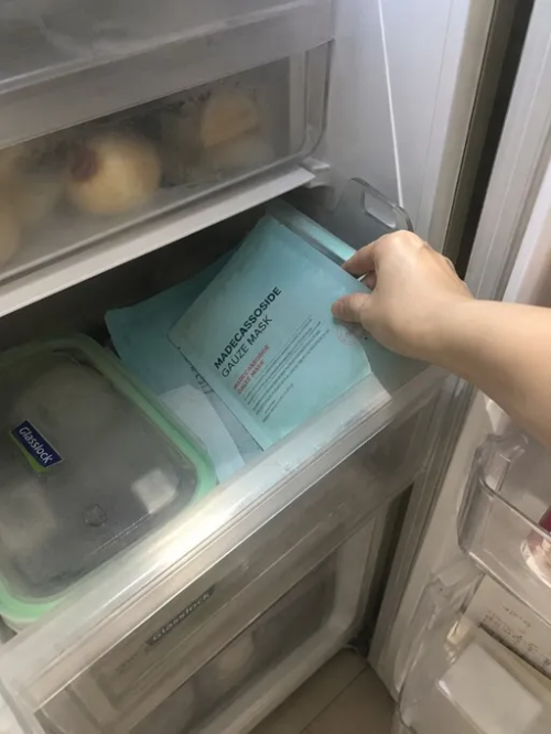 냉장고에 보관 중인 마데카소사이드 진정 거즈 마스크팩을 꺼내는 모습과 안면홍조 및 주사피부염 피부 열감을 낮추는 쿨링 관리 방법
