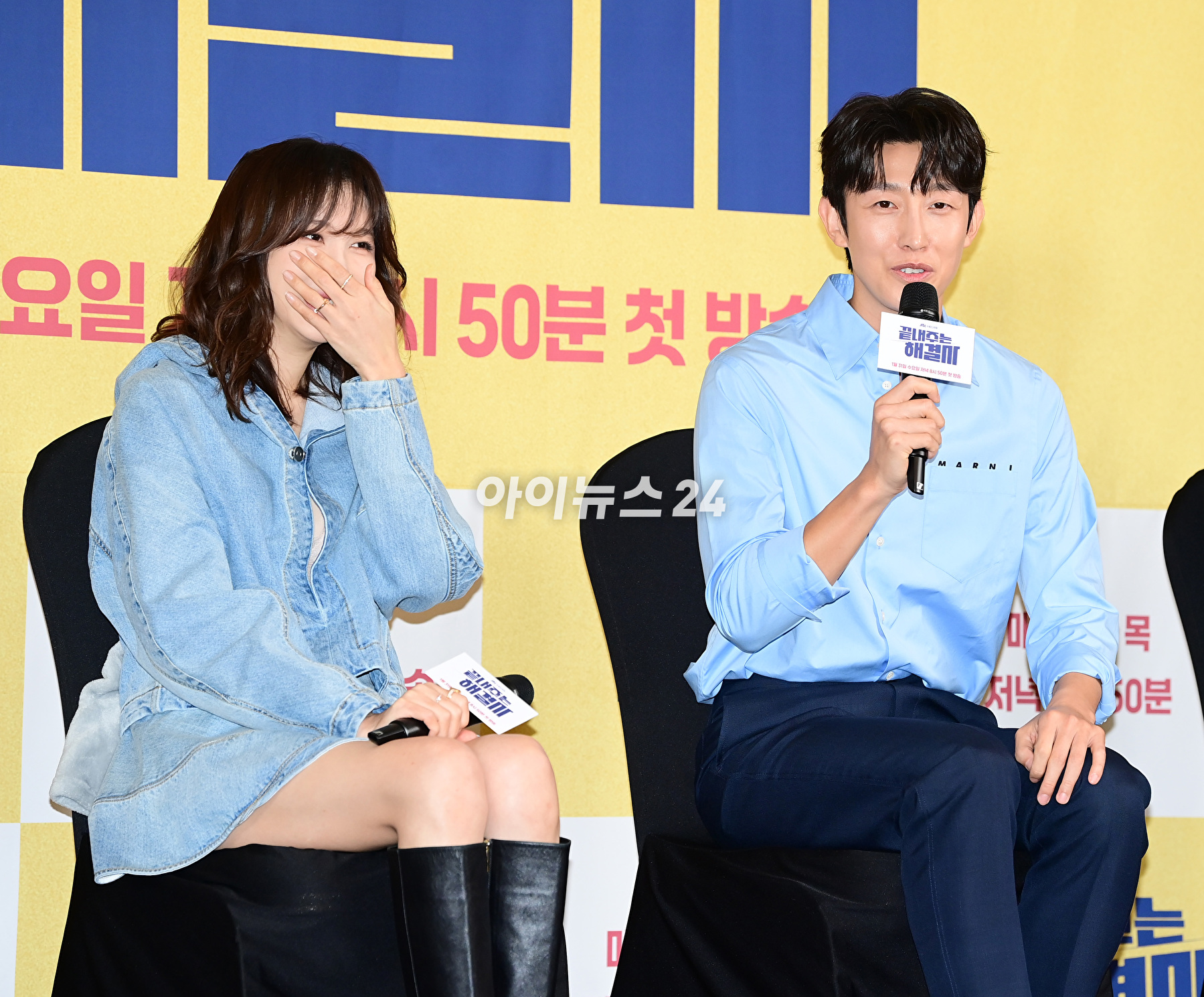 배우 이지아와 강기영이 31일 오후 서울 마포구 상암동 스탠포드호텔에서 열린 JTBC 새 수목드라마 &#39;끝내주는 해결사&#39; 제작발표회에 참석하고 있다. [사진=정소희 기자]