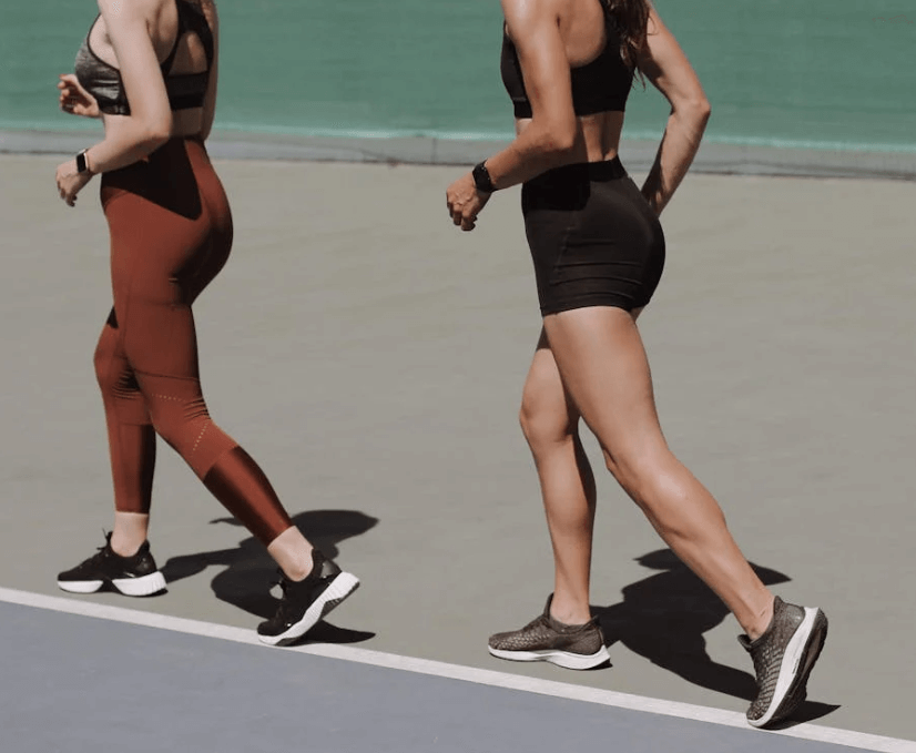 하루 만보 걷기 : 열심히 걷고 있는 사진 .