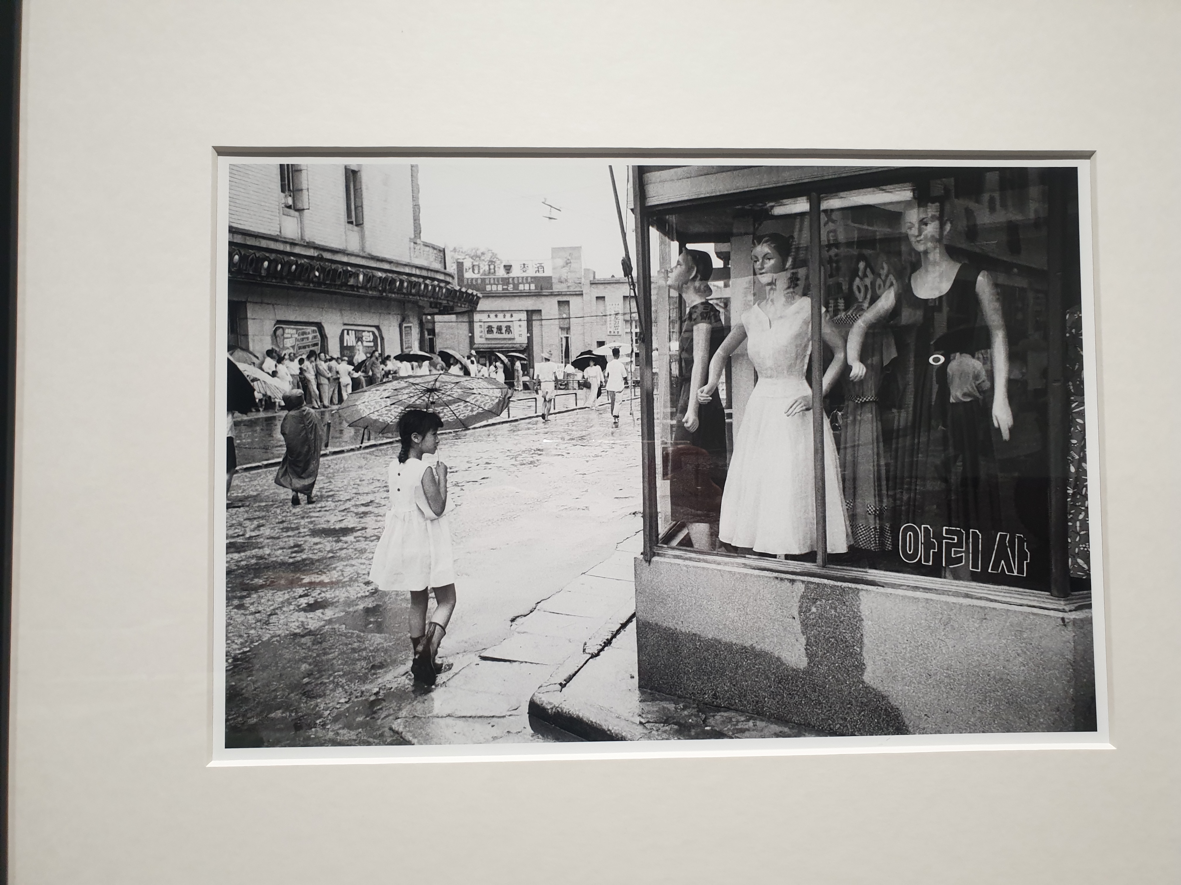 신세계본점 더헤리티지 뮤지엄 명동 사진 전시중에 옛날 명동 양품전 사진