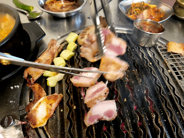 맛잇게 굽고 있는 제주본오겹