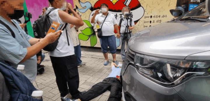 쥴리벽화-앞-언쟁-스타트랙차량-드러누운-남성