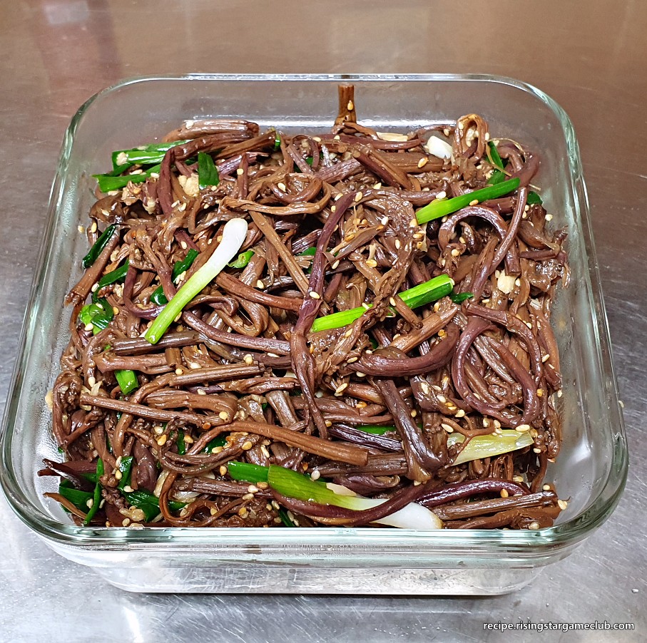 고사리나물을 밀폐용기에 담아 놓은 사진