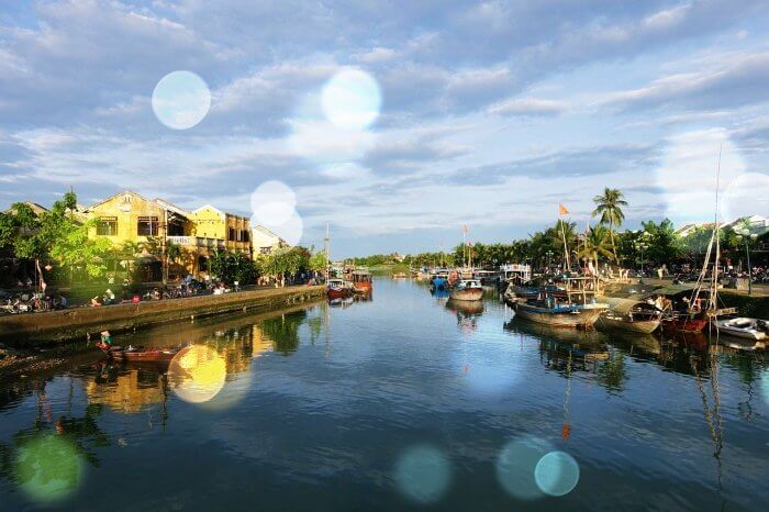 강가에-떠있는-배