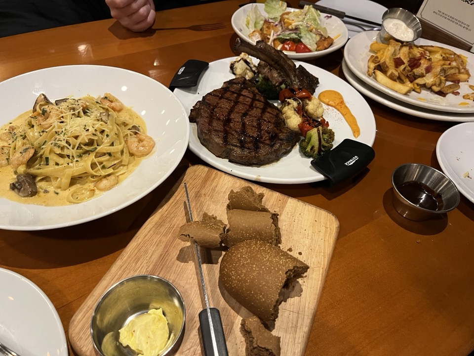 스테이크, 파스타, 감자튀김, 부쉬멘빵, 샐러드