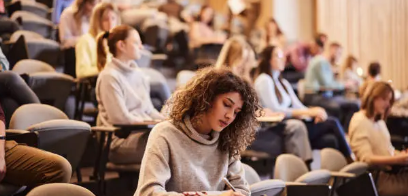 지원을 받아 열심히 공부하는 대학생