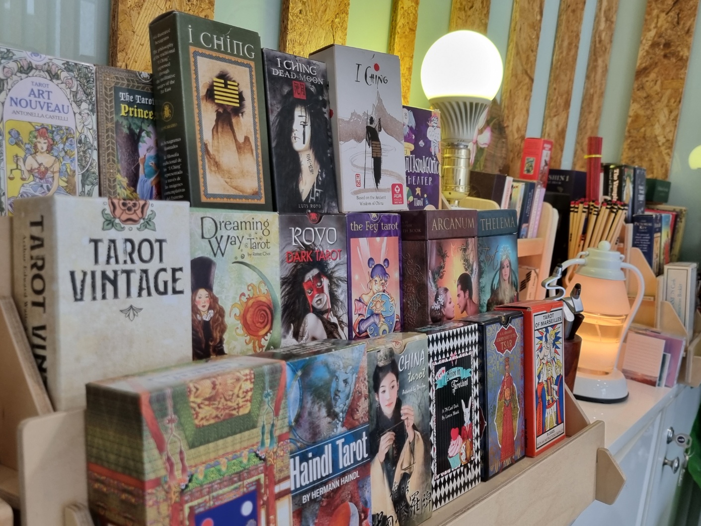 타로가 쌓여 있는 선반./ by Sa-ha