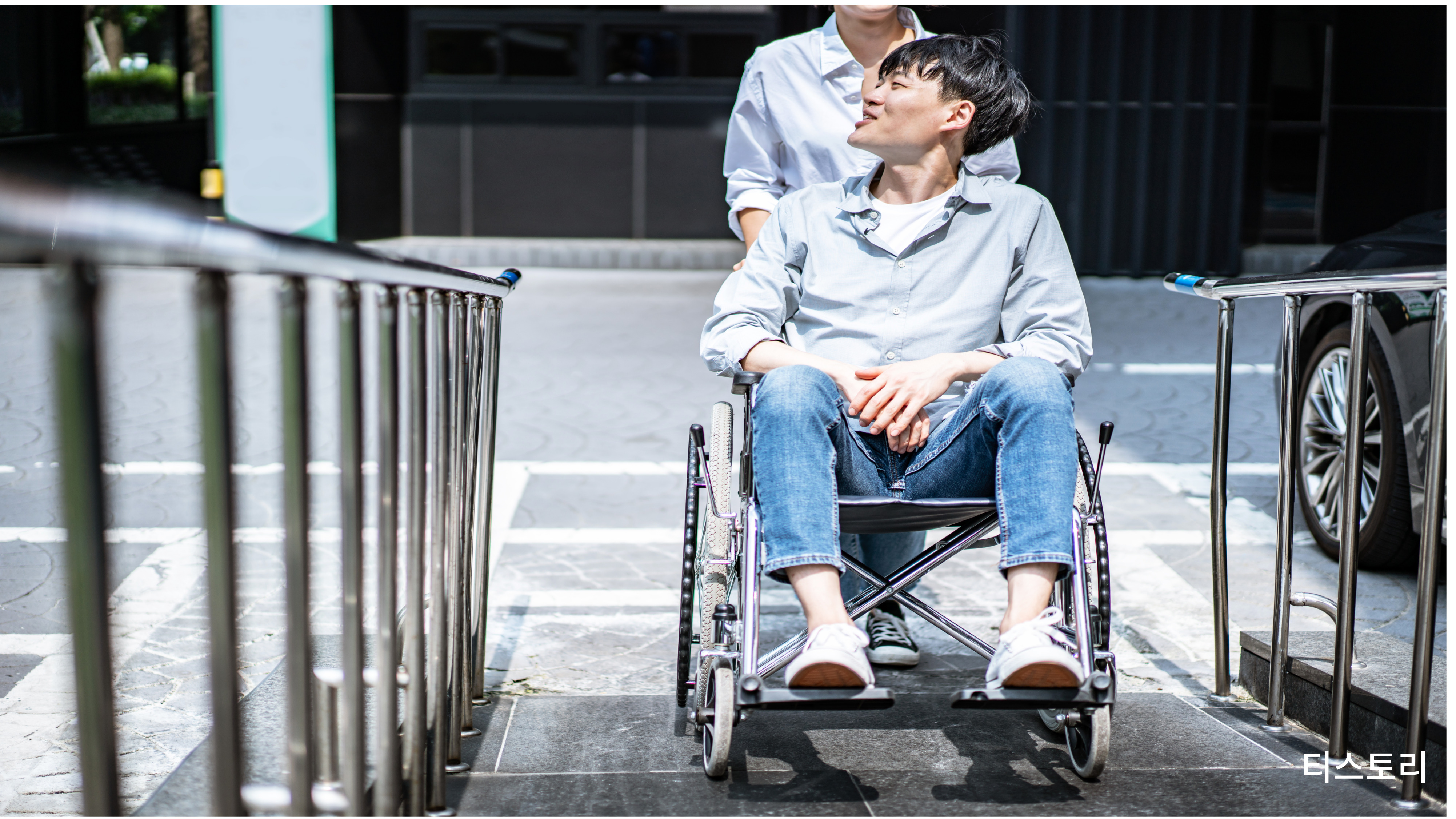 휠체어 장애인을 도와주는 장애인활동지원사