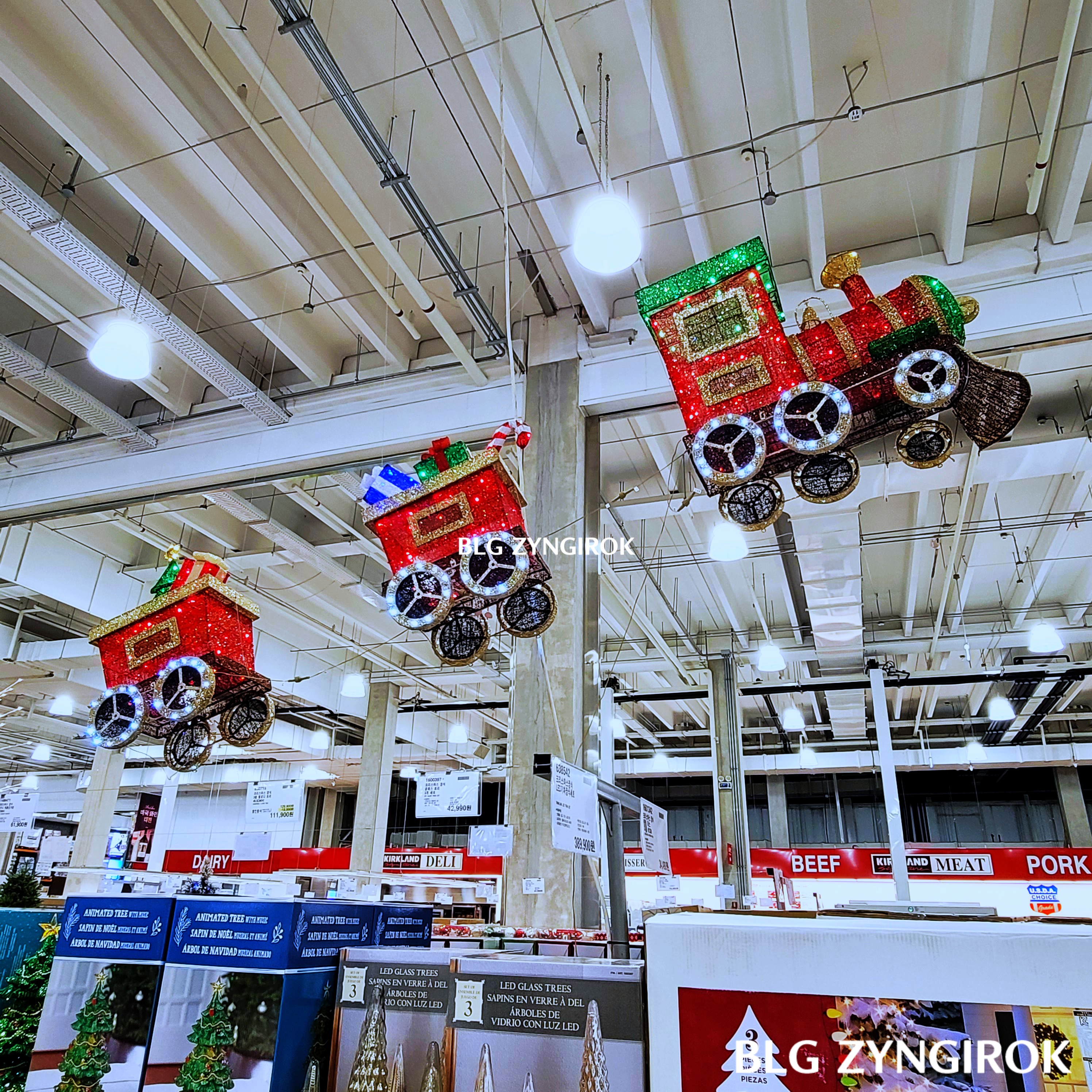 크리스마스-LED-기차가-전시되어있다.