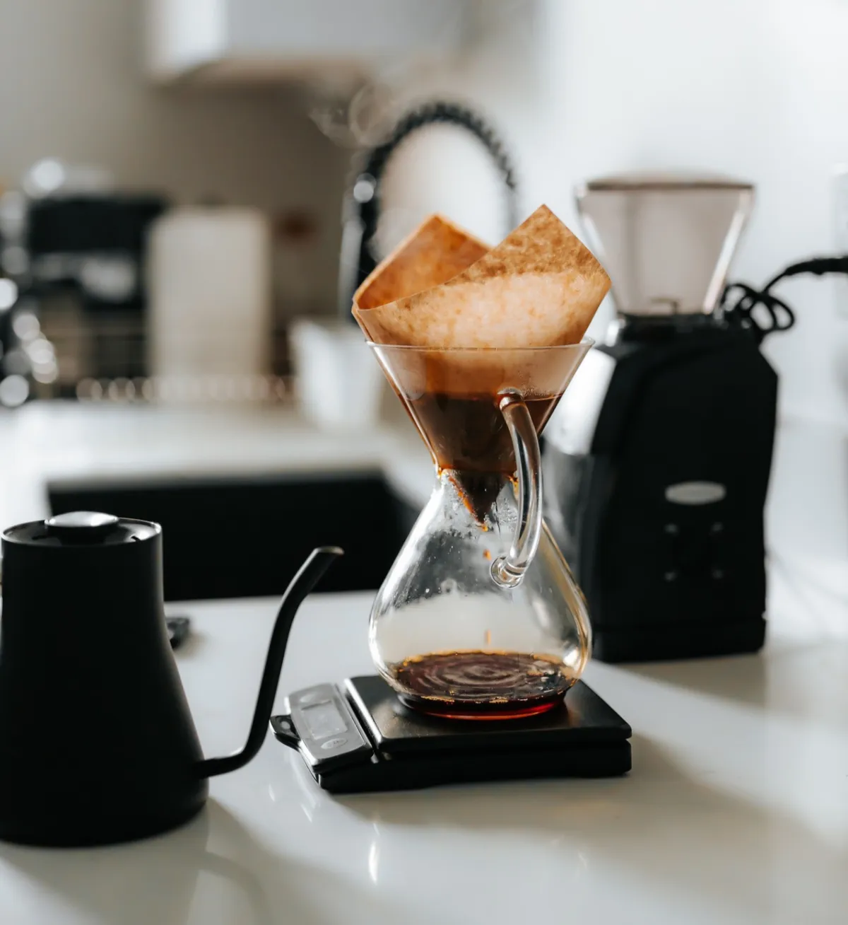 핸드-드립-커피-유리-잔-이미지