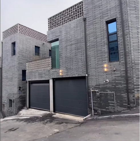 경기도 광주시에 있는 단독주택, 개인용 주차장이 되어 있어 편리함을 갖고 있는 집.