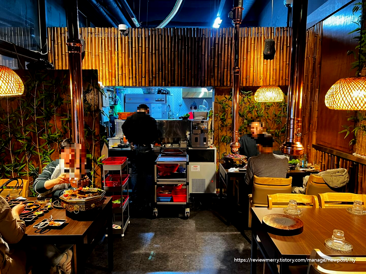 가게 주방 및 테이블 사진