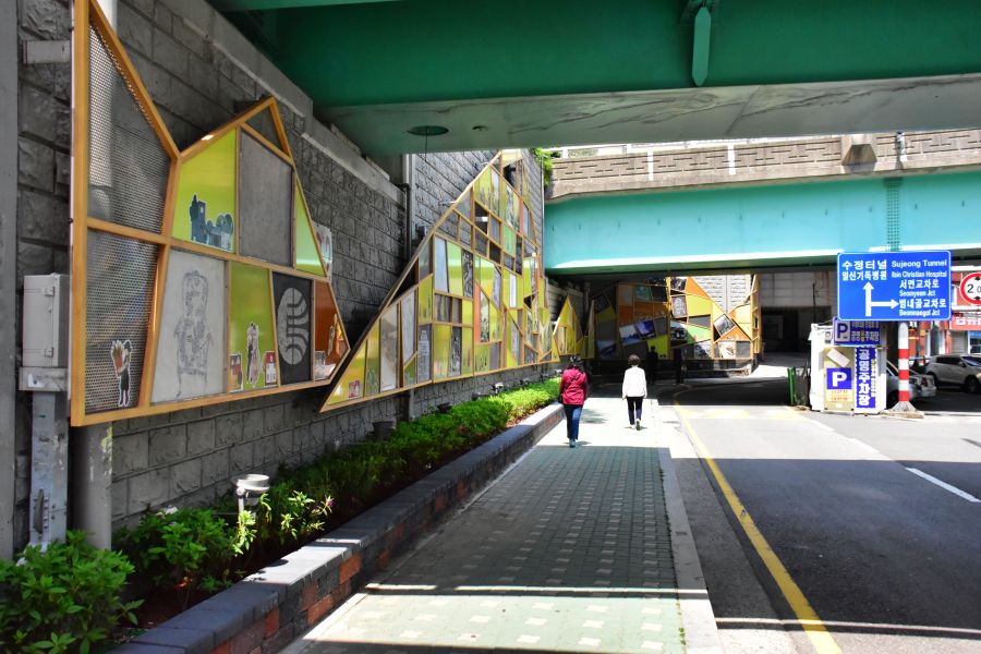 동구의 역사를 사진으로 보여주는 벽화