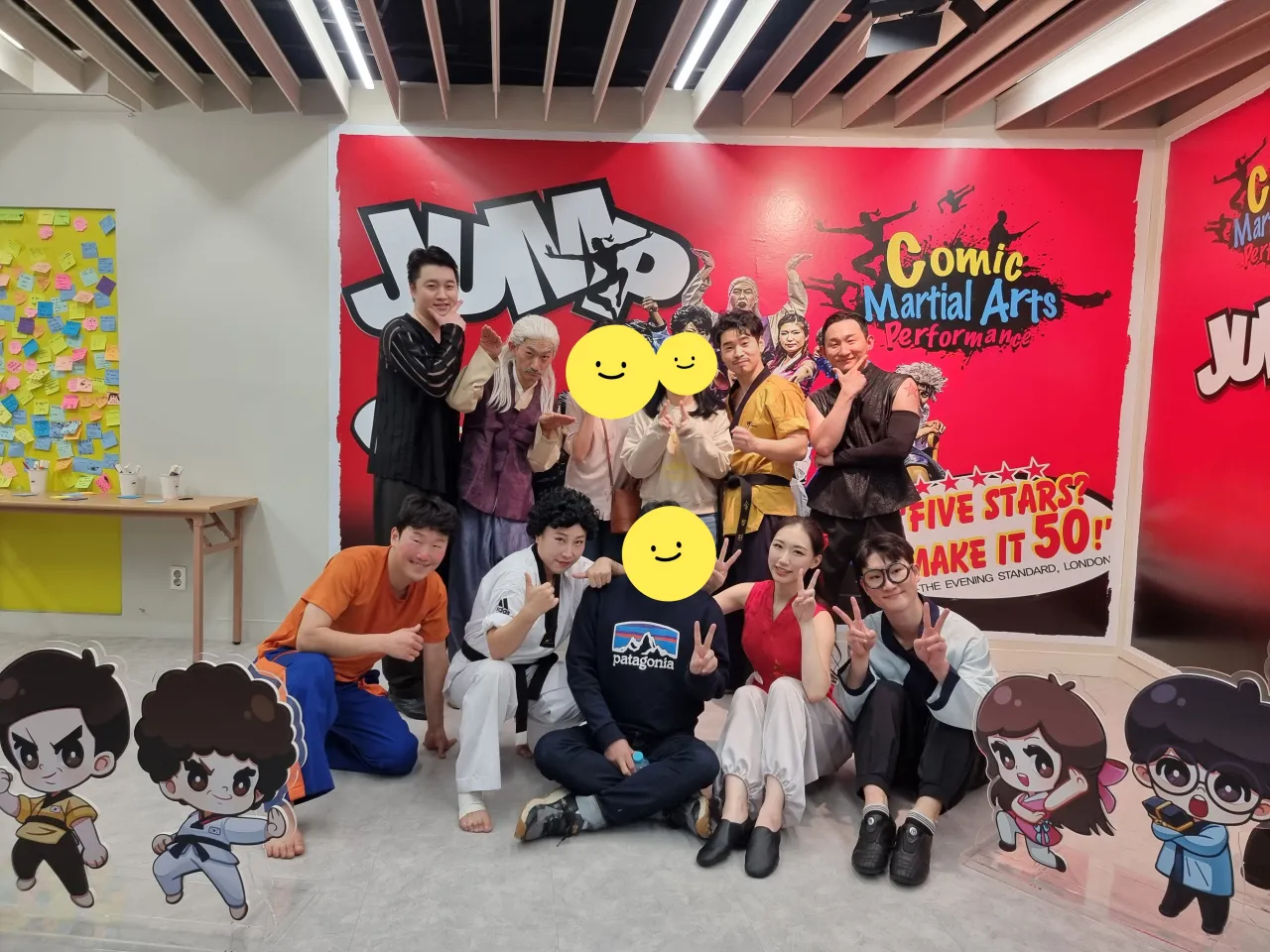 점프-공연-포스터앞-배우와-관객-포토타임