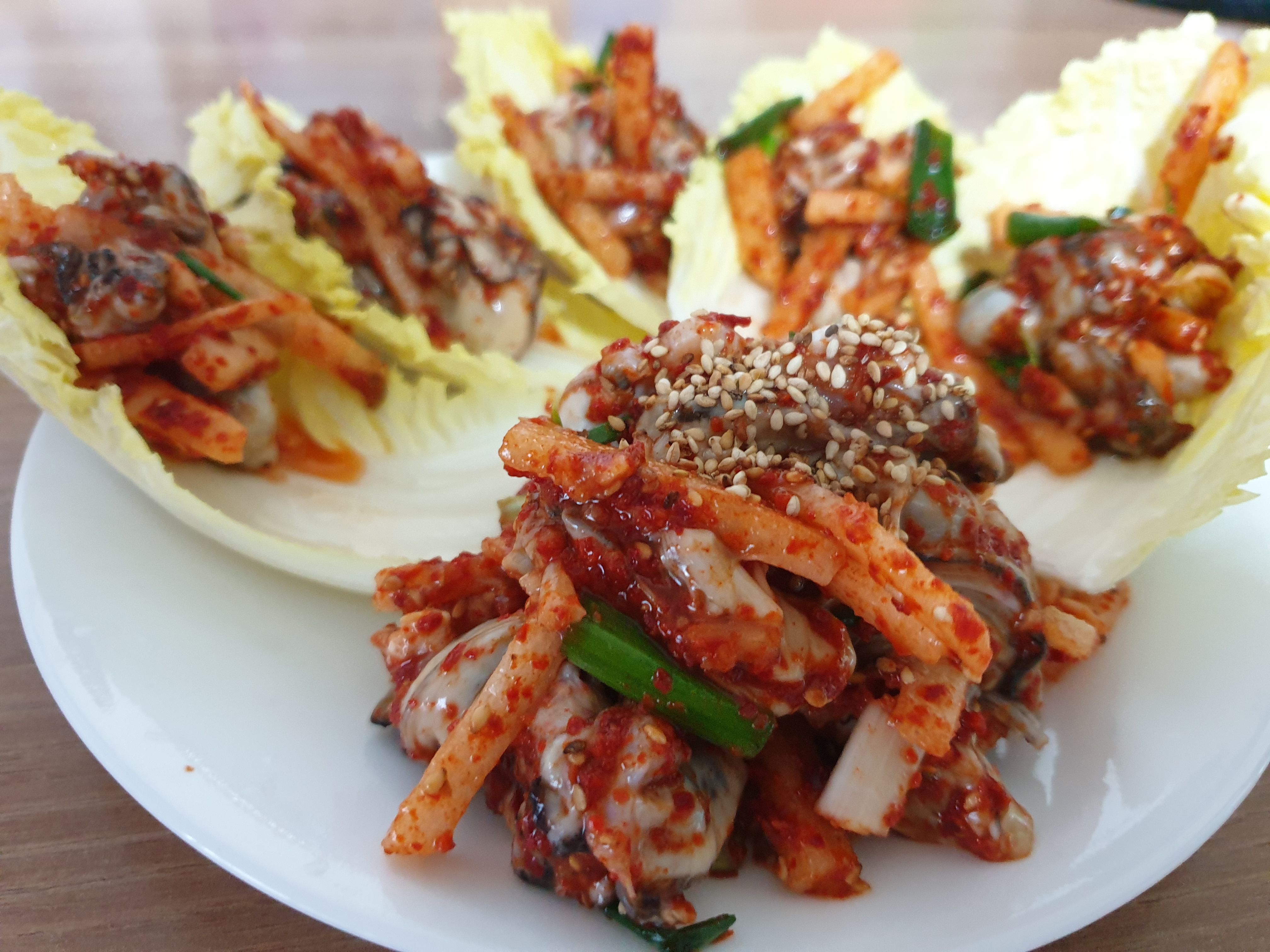 알배추위의 굴무침